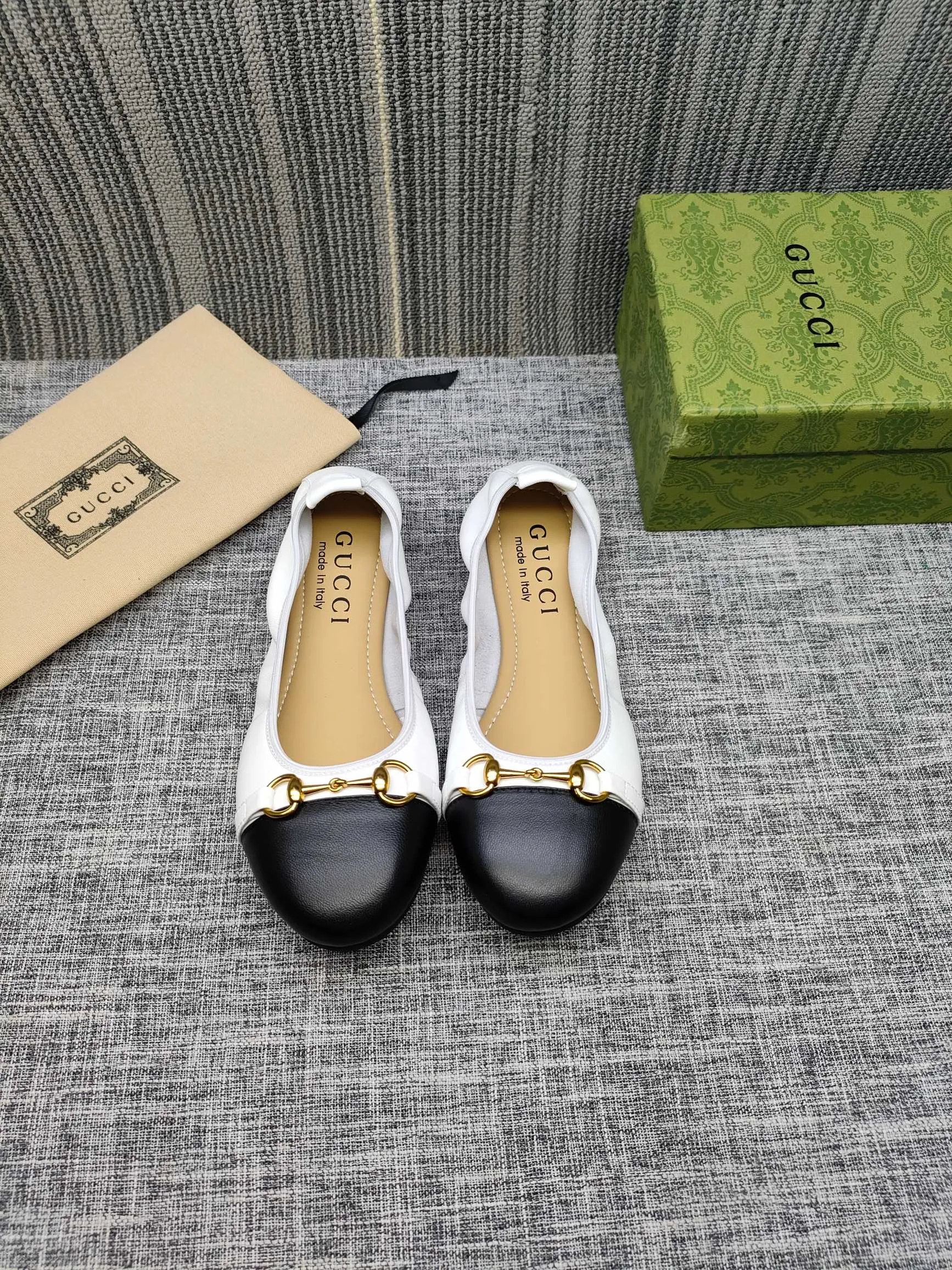👟👟Ex-factory price 320👟👟 GUCCI's latest horsebit women's flat ballet shoes and egg roll shoes are super comfortable. The fabric is made of imported top-grade soft sheepskin. It is very comfortable on the feet and will not rub your feet. You can also roll it up and put it in your bag. It is easy to carry with you. The super soft soles are a must-have item for fairies whether you are going out for business, work, travel, shopping or at home. Fashionable and versatile, it is an indispensable pair of shoes for you. Fabric: Made of imported soft sheepskin Color: 6 colors available Outsole: PPC rubber outsole Size 34-42 (34.41.42 needs to be customized)